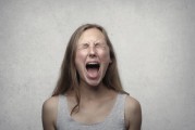 年轻群体对承诺的虚无感，未来幻象的挑战