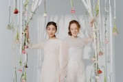 宽肩星人的时尚平衡术，垫肩西装与V领丝绸内搭的优雅融合