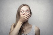 善意谎言的代价，信任危机在两性关系中的显现
