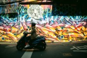 背包客洗钱通道，境外旅拍公司利用纪念品运输现金的隐秘操作
