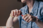 家庭阳台打造时尚单品生态循环，可降解丝袜堆肥指南