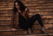 Grunge风潮重塑时尚版图，从音乐到衣着的跨界影响