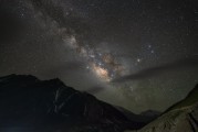 星座情感博弈，经济权与姐弟恋的星座运势分析