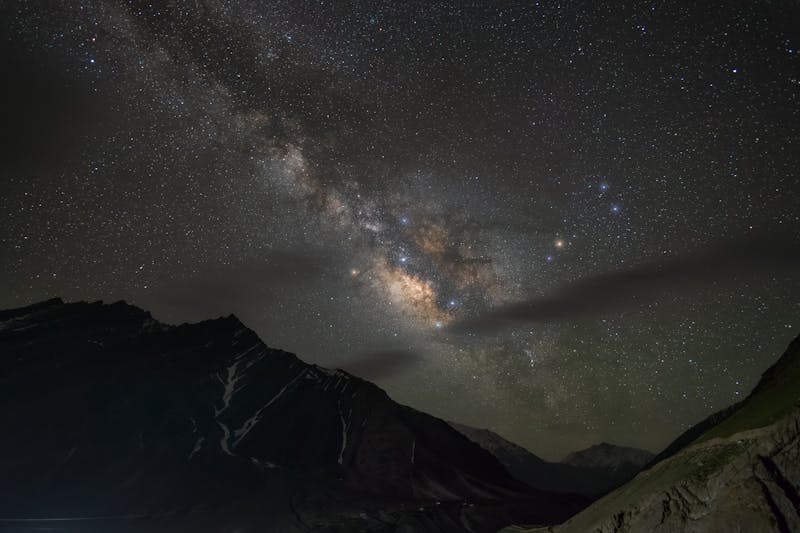 星座情感博弈，经济权与姐弟恋的星座运势分析