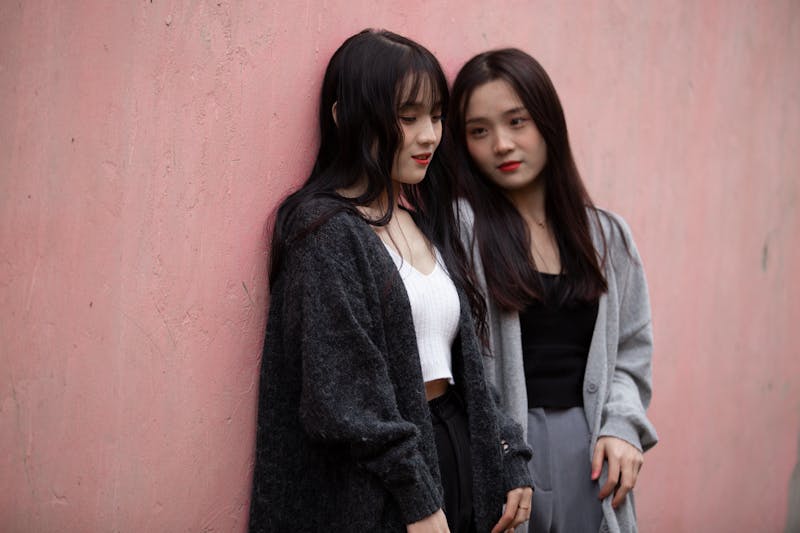 学院风纹章图案的永恒时尚魅力