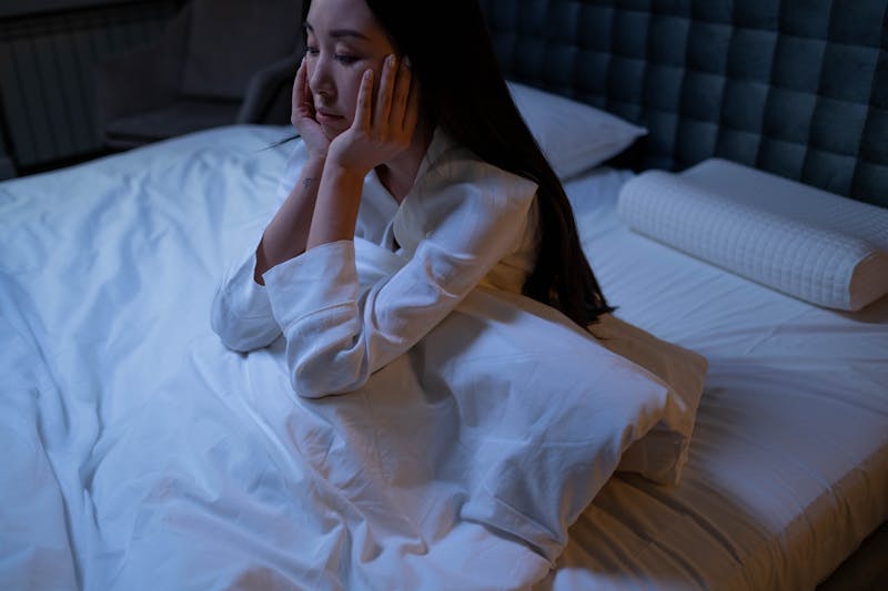 都市情感中的传统与现代抉择，拒绝家族合葬引发的威胁